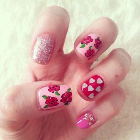 unhas decoradas com flores e corações em rosa