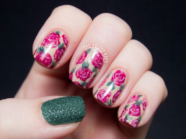 unhas florais rosa e verde