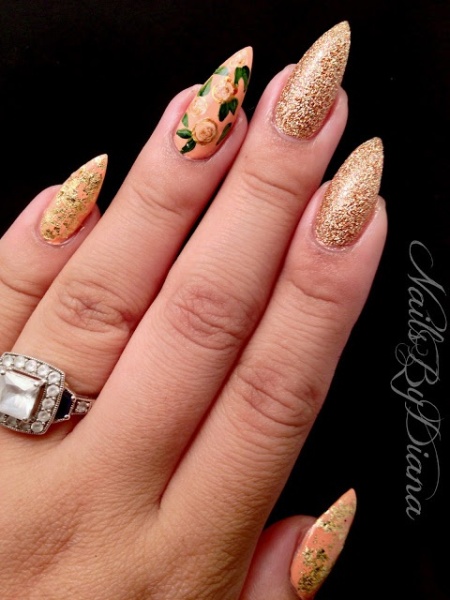 unhas decoradas com toque floral nude e dourado